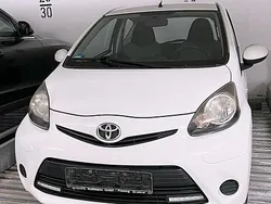 Weiß Gebraucht 2013 Toyota Aygo Kleinwagen | 3.900 € (Fairer Preis)