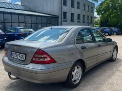 Beige Gebraucht 2003 Mercedes 220 Limousine | 1.950 €