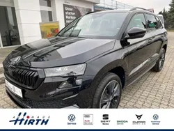 Schwarz metallic Neu 2025 Skoda Karoq SportLine SUV | 37.514 € (Fairer Preis)