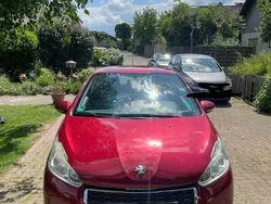 Rot Gebraucht 2013 Peugeot 208 Kleinwagen | 3.200 €