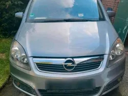 Grau Gebraucht 2007 Opel Zafira Van / Kleinbus | 2.500 € (Fairer Preis)