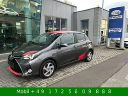 Grau Gebraucht 2016 Toyota Yaris Hybrid Comfort Limousine | 9.999 € (Teuer)