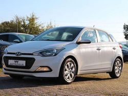 Weiß Gebraucht 2016 Hyundai i20 Classic Limousine | 6.900 € (Fairer Preis)