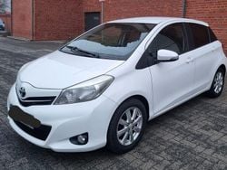 Weiß Gebraucht 2014 Toyota Yaris Edition Limousine | 3.990 € (Etwas zu teuer)