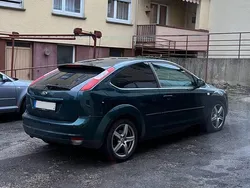 Grün Gebraucht 2006 Ford Focus Titanium Coupé | 2.400 €