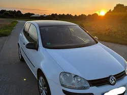 Weiß Gebraucht 2004 VW Golf V Kleinwagen | 4.500 €