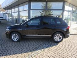 Deep black perleffekt (metallic) Gebraucht 2023 VW Tiguan Life SUV | 28.950 € (Fairer Preis)