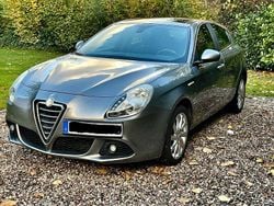 Grau Gebraucht 2012 Alfa Romeo Giulietta Turismo Limousine | 6.800 € (Fairer Preis)