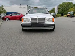 Weiß Gebraucht 1990 Mercedes E200 Limousine | 5.100 €