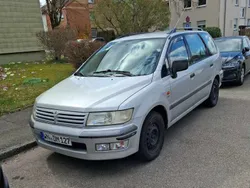 Silber Gebraucht 2000 Mitsubishi Space Wagon Motion Van / Kleinbus | 900 €
