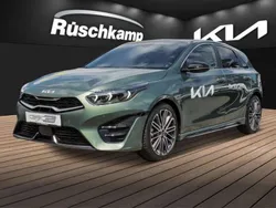 Experience green metallic (metallic) Gebraucht 2024 Kia Ceed GT-Line Kleinwagen | 30.660 € (Teuer)