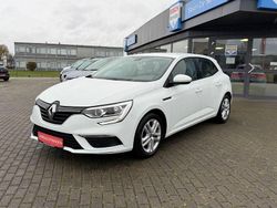 Weiß Gebraucht 2018 Renault Mégane IV Play Limousine | 11.750 € (Fairer Preis)