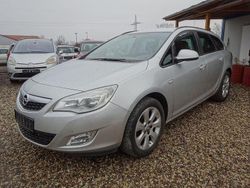Silber Gebraucht 2011 Opel Astra Design Edition Kombi | 2.200 € (Fairer Preis)
