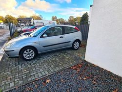 Grau Gebraucht 2004 Ford Focus Kleinwagen | 2.700 €