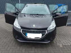 Braun Gebraucht 2013 Peugeot 208 Active Kleinwagen | 5.000 € (Etwas zu teuer)