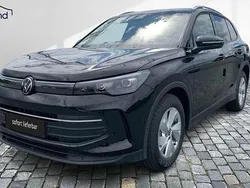 Schwarz / grenadillschwarz Neu 2025 VW Tiguan Advance SUV | 41.470 € (Superpreis)