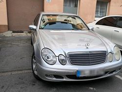 Silber Gebraucht 2003 Mercedes E220 Limousine | 2.600 €