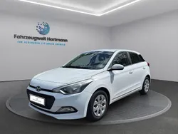 Weiß Gebraucht 2016 Hyundai i20 Limousine | 8.250 € (Fairer Preis)