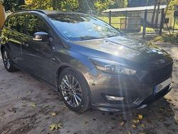 Grau Gebraucht 2016 Ford Focus ST-Line Kombi | 8.900 € (Fairer Preis)
