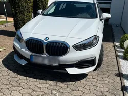 Weiß Gebraucht 2020 BMW 118 Advantage Kleinwagen | 14.900 € (Fairer Preis)
