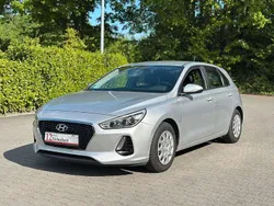 Silber Gebraucht 2017 Hyundai i30 Select Limousine | 10.750 € (Guter Preis)