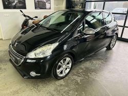 Schwarz Gebraucht 2012 Peugeot 208 Allure Kleinwagen | 4.800 € (Guter Preis)