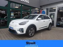 (ud) schneeweiß Gebraucht 2022 Kia e-Niro 3 SUV | 27.980 € (Fairer Preis)
