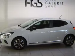 Gletscherweiss (weiss) Gebraucht 2023 Renault Clio V Evolution Limousine | 15.490 € (Fairer Preis)