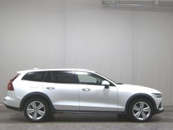 Weiss Gebraucht 2022 Volvo V60 CC Kombi | 22.980 € (Superpreis)