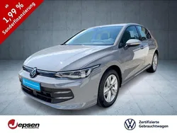 Mondsteingrau Gebraucht 2024 VW Golf VIII Life Limousine | 26.470 € (Fairer Preis)
