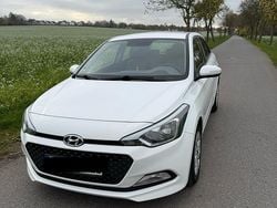 Weiß Gebraucht 2016 Hyundai i20 Active Limousine | 4.900 € (Fairer Preis)