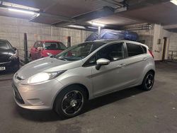Silber Gebraucht 2009 Ford Fiesta Titanium Limousine | 5.900 €