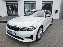 Weiß Gebraucht 2021 BMW 318 Advantage Limousine | 20.990 € (Fairer Preis)