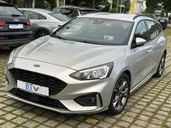 Silber Gebraucht 2021 Ford Focus ST-Line Limousine | 9.990 €