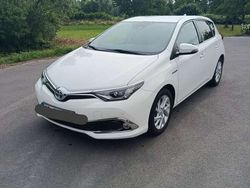Weiß Gebraucht 2018 Toyota Auris Hybrid Executive Kleinwagen | 15.500 € (Guter Preis)