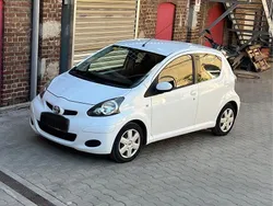 Weiß Gebraucht 2011 Toyota Aygo Kleinwagen | 2.800 € (Fairer Preis)