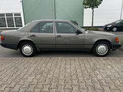 Grau Gebraucht 1984 Mercedes E230 Limousine | 4.200 €
