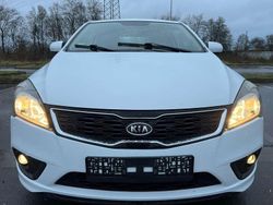 Weiß Gebraucht 2011 Kia Ceed Attract Kleinwagen | 5.600 € (Etwas zu teuer)