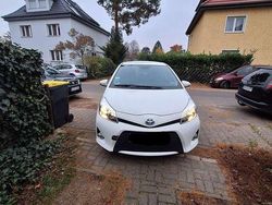 Weiß Gebraucht 2012 Toyota Yaris Hybrid Club Limousine | 8.500 € (Guter Preis)