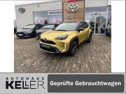 Warm gold metallic, dach schwarz Gebraucht 2022 Toyota Yaris Hybrid Advance | 25.990 € (Teuer)