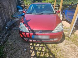 Rot Gebraucht 1999 Ford Focus Ghia Limousine | 1.750 € (Fairer Preis)