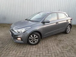 Star dust / met Gebraucht 2019 Hyundai i20 Trend Limousine | 13.490 € (Etwas zu teuer)