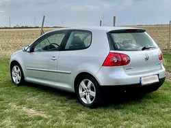 Silber Gebraucht 2004 VW Golf V Sportline Limousine | 1.950 €