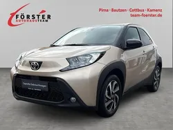Beige (ginger beige / night sky black) Neu 2025 Toyota Aygo Kleinwagen | 18.630 €