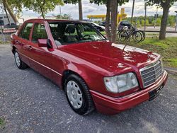 Rot Gebraucht 1995 Mercedes 200 Limousine | 9.999 €