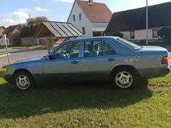 Blau Gebraucht 1992 Mercedes E230 Limousine | 9.500 €