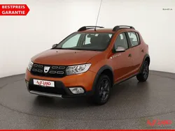 Orange Gebraucht 2017 Dacia Sandero Celebration Kleinwagen | 12.990 € (Teuer)