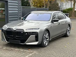 Grau Gebraucht 2023 BMW M760e Limousine | 119.950 € (Guter Preis)