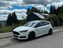 Weiß Gebraucht 2015 Ford Focus ST Limousine | 10.900 € (Fairer Preis)