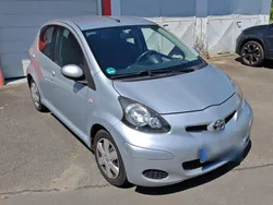 Silber Gebraucht 2009 Toyota Aygo Kleinwagen | 2.450 € (Fairer Preis)